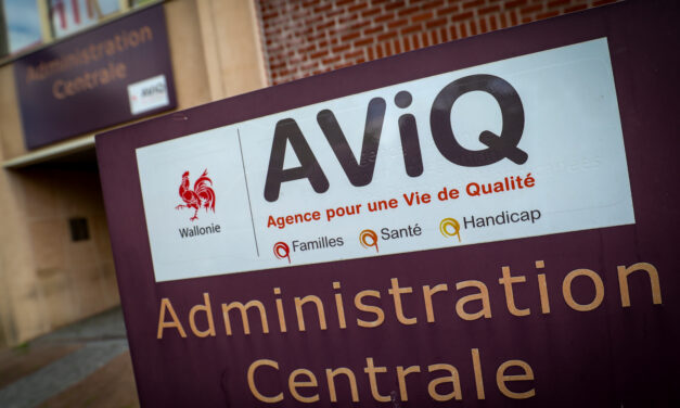 En pleine campagne de vaccination, l’AVIQ perd sa tête !